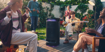 1662978536_SRS_XV900_Lifestyle04_Karaoke_Guitar_Large