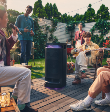 1662978536_SRS_XV900_Lifestyle04_Karaoke_Guitar_Large