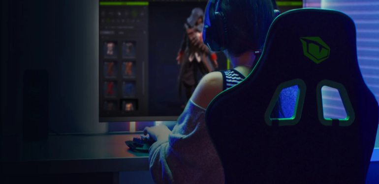 Monster oyun tutkunlarını yenilenmiş monitörüyle yakalıyor