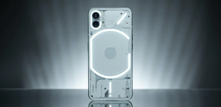 NOTHING PHONE 1 ARKA IŞIKLARIYLA ARAYANI SÖYLÜYOR