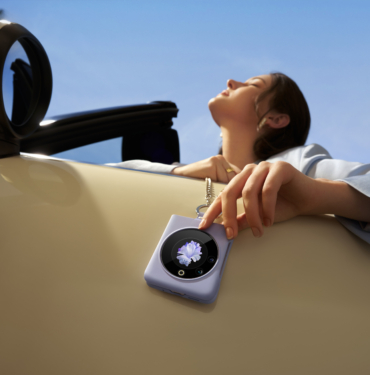 1706000319_3_phantom_v_flip_lifestyle