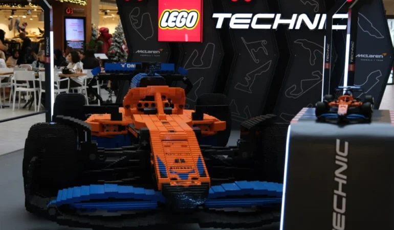 Gerçek boyutlu LEGO Technic McLaren Formula 1 yarış arabası