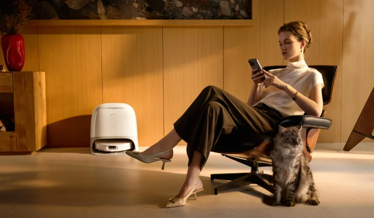 1764051903_QrevoCurv_Lifestle_Woman