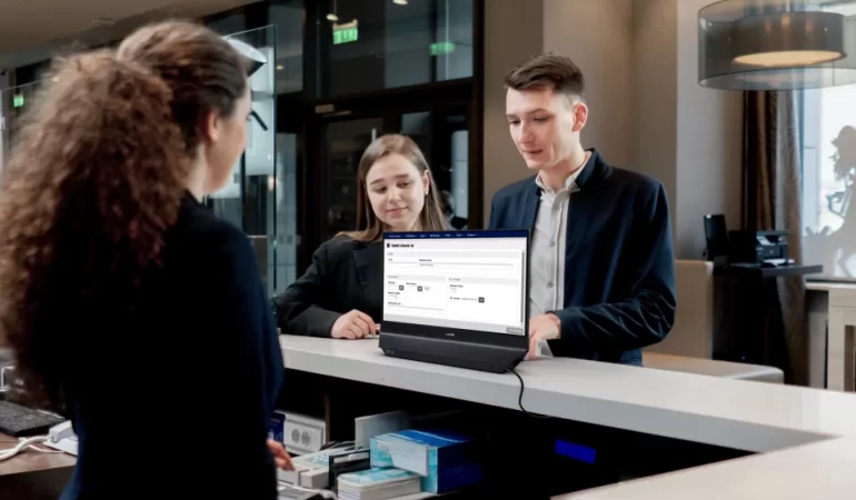 Philips’in devrimci çift taraflı monitörü, Türkiye’de müşteri etkileşimini yeniden tanımlıyor